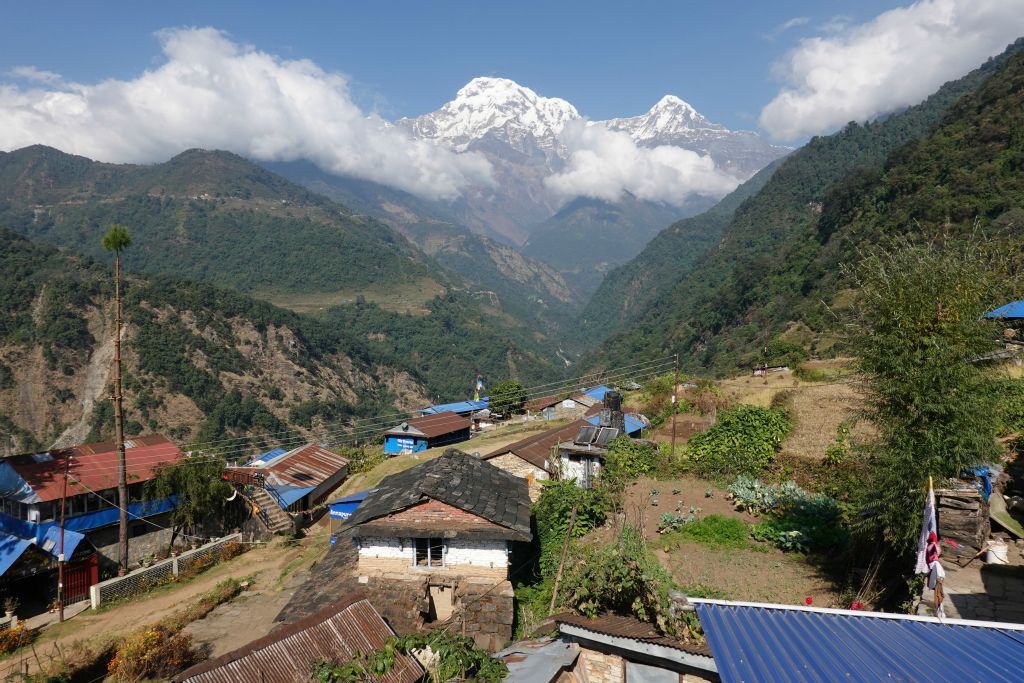De notre terrasse, vue, de gauche à droite, sur l'Annapurna Sud et le Hiun Chuli